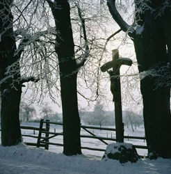 Kreuz im Schnee bei Winterberg, Deutschland